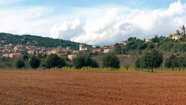 Vista del paisaje en Santa Eugènia, Mallorca, con campos y casas.