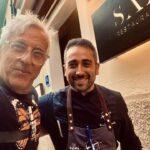 Dos chefs sonrientes frente al restaurante Santa en Palma.