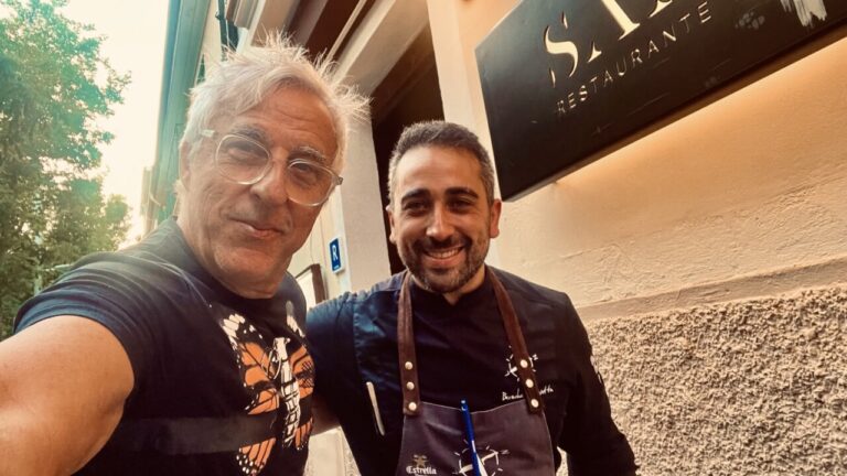 Dos chefs sonrientes frente al restaurante Santa en Palma.
