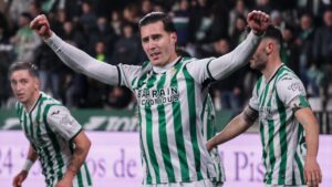 Sergi Guardiola celebra un gol durante un partido de f&uacute;tbol