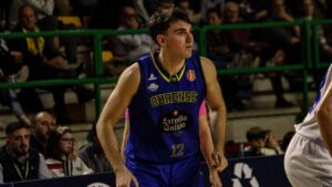 Sergi Huguet jugando baloncesto con el equipo de Ourense