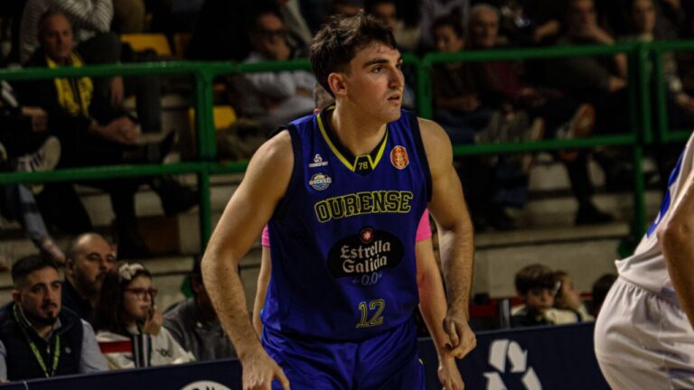 Sergi Huguet jugando baloncesto con el equipo de Ourense