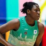 Sika Koné jugando baloncesto con una pelota en la mano