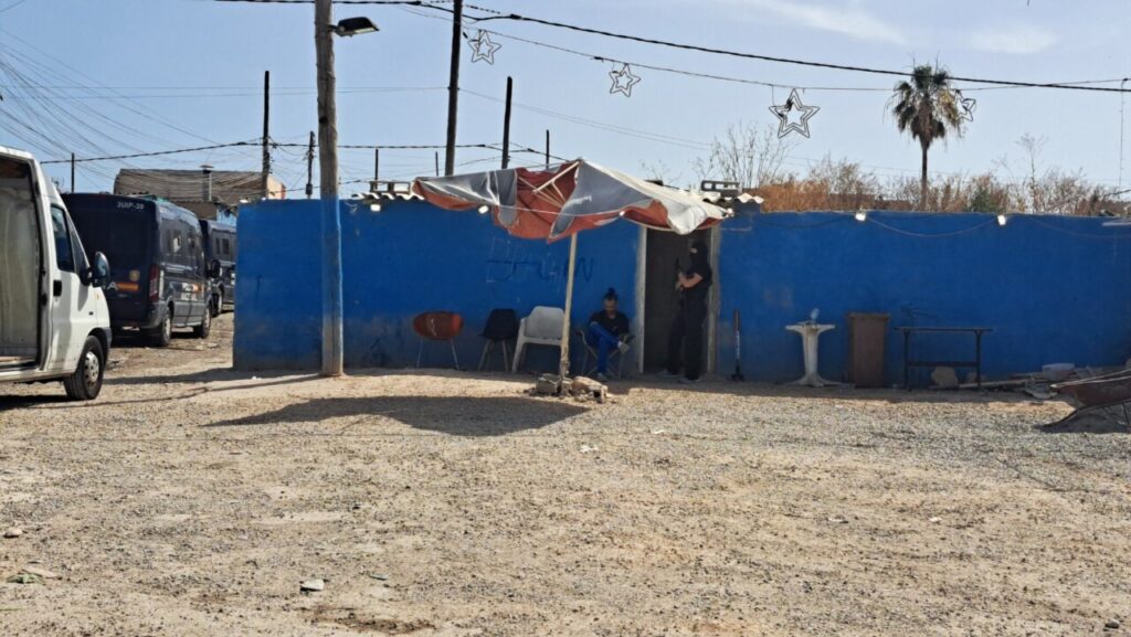 Operativo policial en Son Banya, con agentes y estructuras improvisadas.