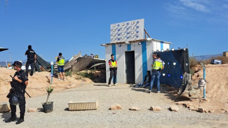 Operativo policial en Son Banya con agentes de seguridad y estructuras ilegales