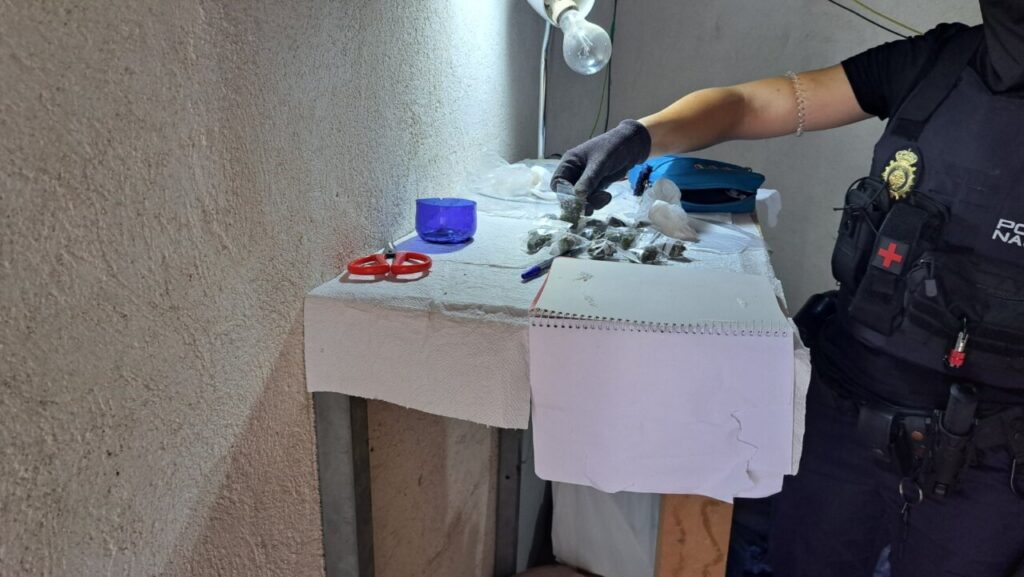Operativo policial en Son Banya con sustancias estupefacientes sobre una mesa.