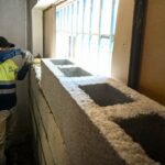 Trabajador realizando labores de tapiado en la antigua cárcel de Palma
