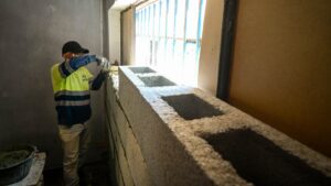 Trabajador realizando labores de tapiado en la antigua c&aacute;rcel de Palma