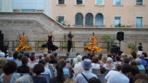 Espect&aacute;culo de teatro y danza al aire libre en Palma con p&uacute;blico