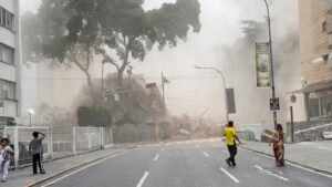 Destrucci&oacute;n en la calle tras un terremoto en Venezuela