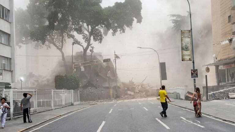 Destrucci&oacute;n en la calle tras un terremoto en Venezuela