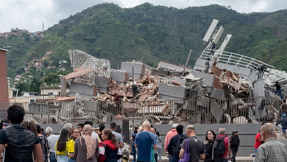 Edificios colapsados tras los terremotos en Venezuela con personas en la escena.