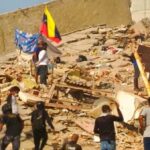 Personas trabajando en los escombros tras un terremoto en Venezuela