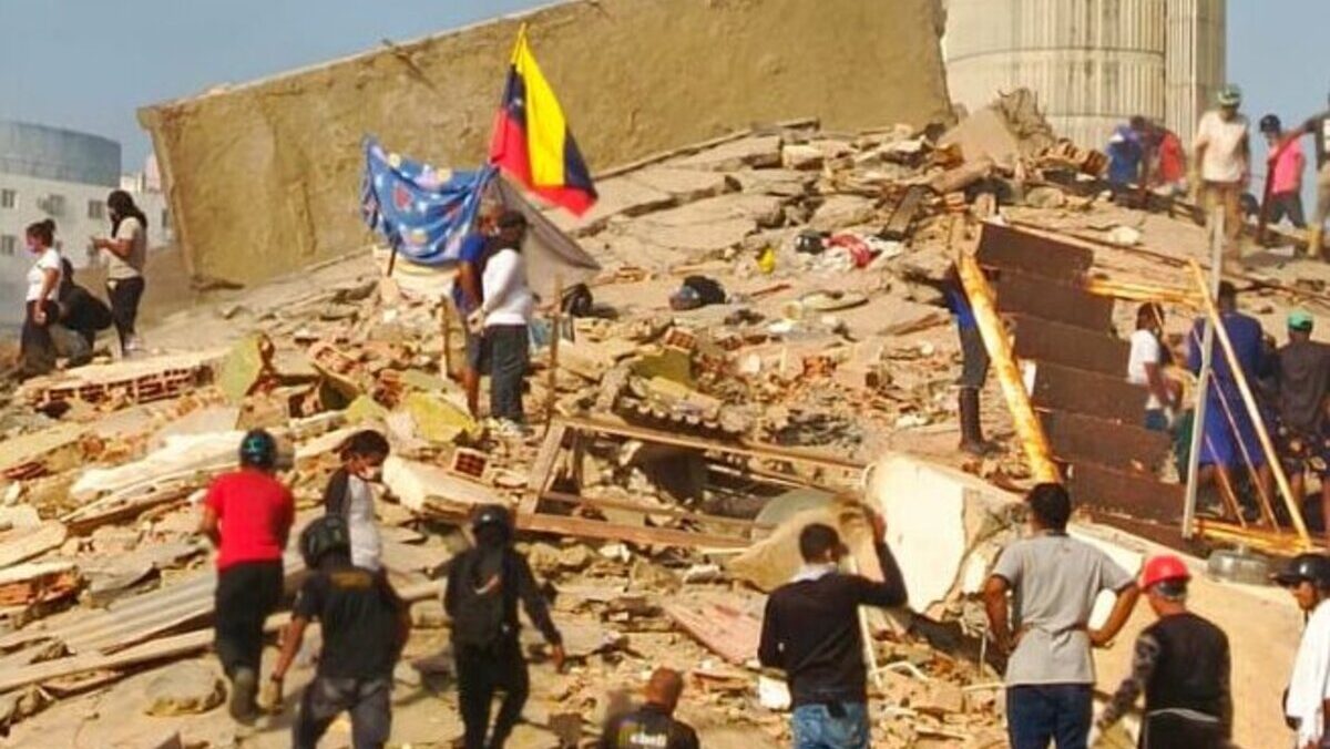 Personas trabajando en los escombros tras un terremoto en Venezuela