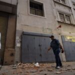 Personas caminando entre escombros tras terremotos en Venezuela