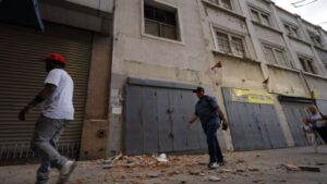 Personas caminando entre escombros tras terremotos en Venezuela