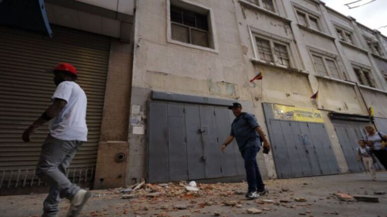 Personas caminando entre escombros tras terremotos en Venezuela