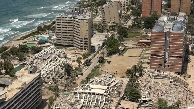 Vista a&eacute;rea de edificios destruidos por terremotos en Venezuela