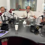 Cuatro analistas discutiendo en un estudio de radio sobre política en Baleares