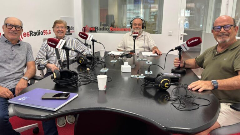 Cuatro analistas discutiendo en un estudio de radio sobre política en Baleares