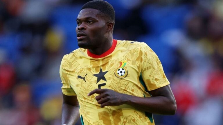 Thomas Partey jugando con la selecci&oacute;n de Ghana en un partido de f&uacute;tbol