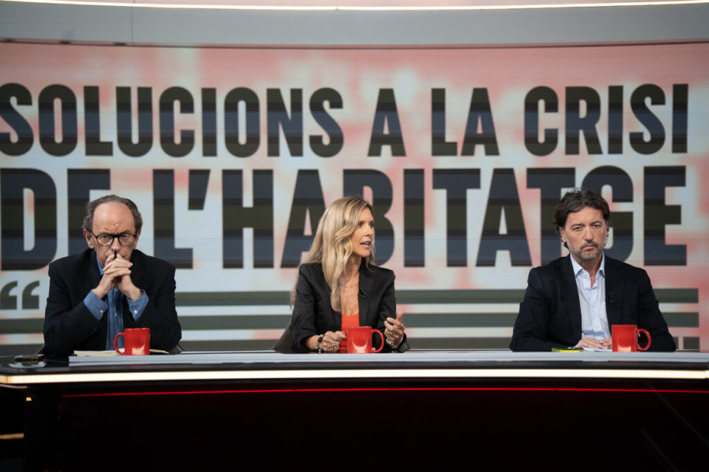Tres presentadores discutiendo soluciones a la crisis del hábitat