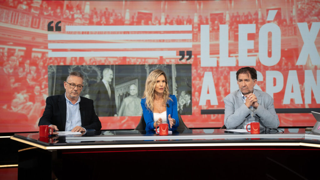 Tres presentadores discutiendo en un programa de televisión