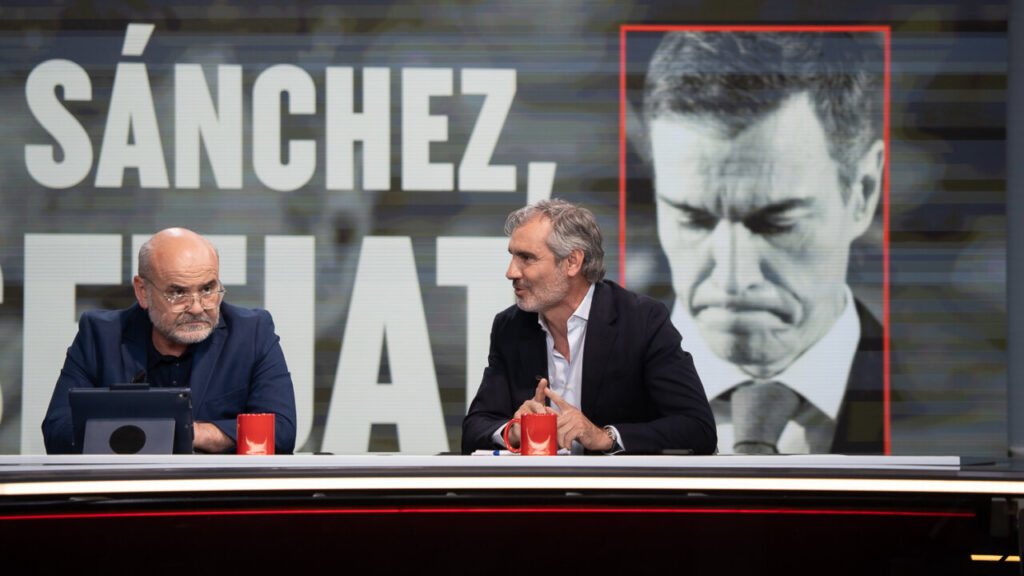 Dos presentadores discutiendo en un programa de televisión sobre política.