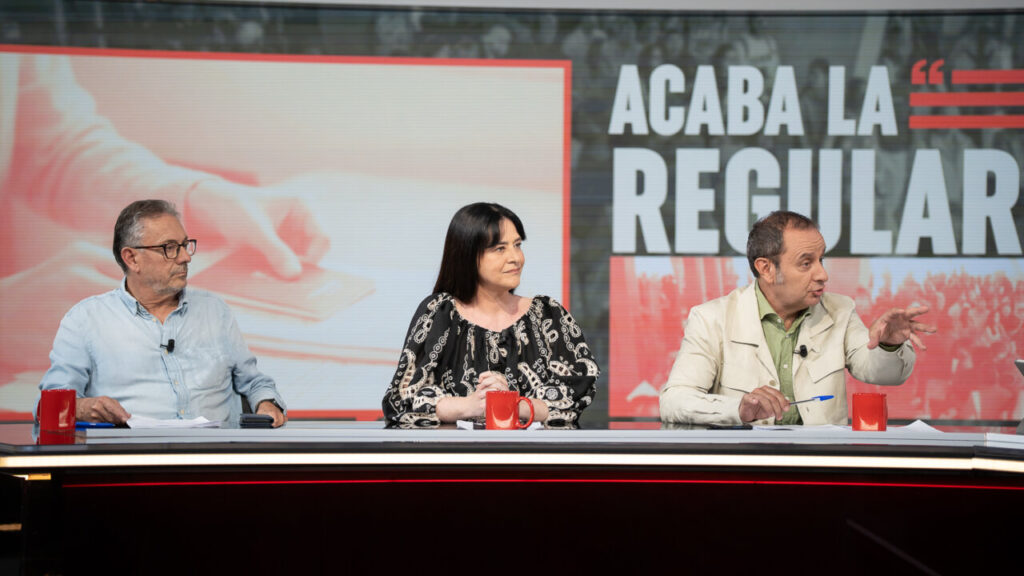 Tres presentadores discutiendo en un set de televisión