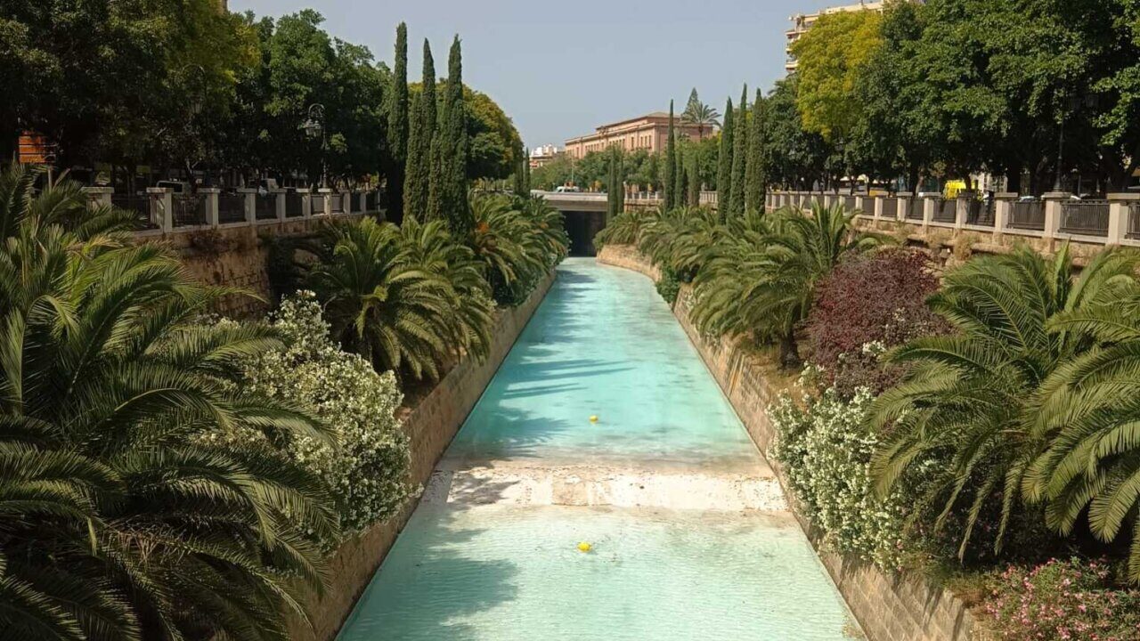 Vista del torrente de Sa Riera con vegetaci&oacute;n exuberante y agua azul