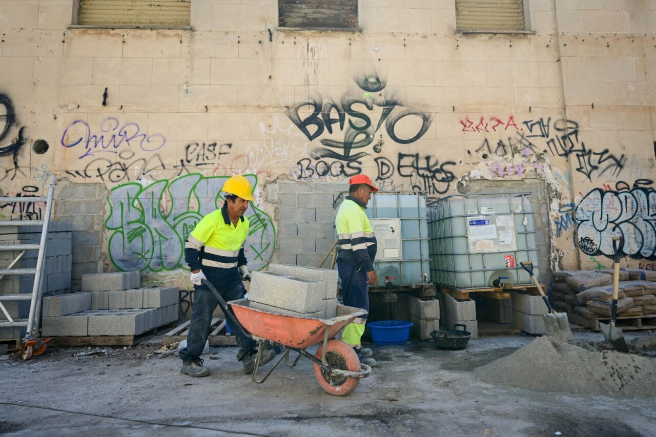 Trabajadores realizando labores de tapiado en la antigua cárcel de Palma