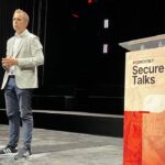 Ponente en evento Secure Talks hablando sobre digitalización y ciberseguridad