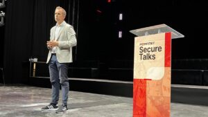 Ponente en evento Secure Talks hablando sobre digitalizaci&oacute;n y ciberseguridad