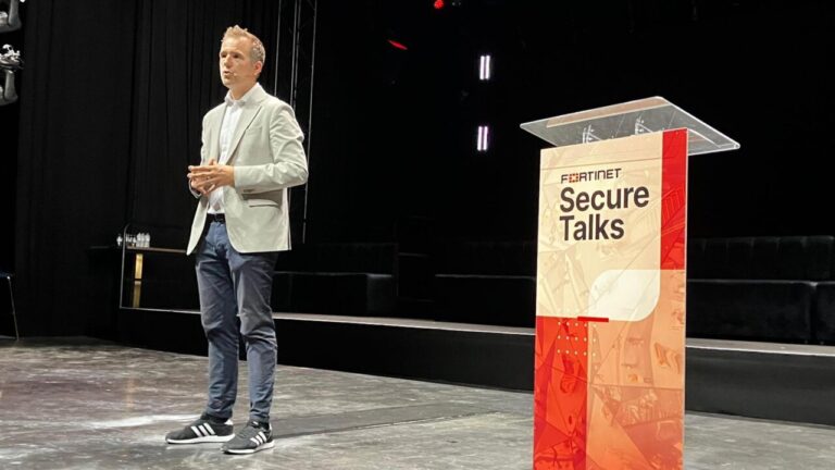 Ponente en evento Secure Talks hablando sobre digitalizaci&oacute;n y ciberseguridad