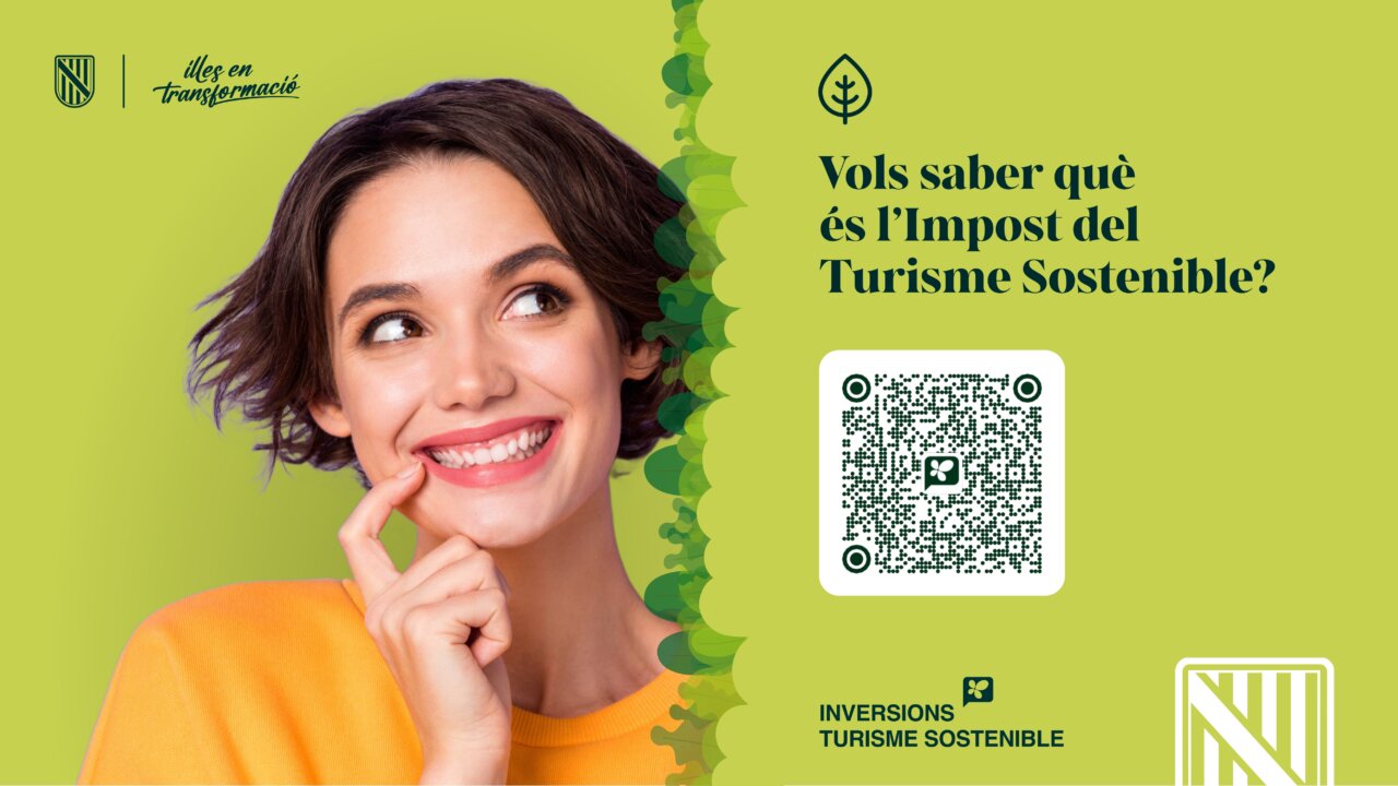 Mujer sonriente con fondo verde promoviendo el impuesto de turismo sostenible