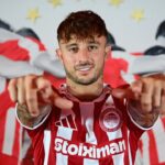 Maffeo posando con la camiseta del Olympiakos en su presentación