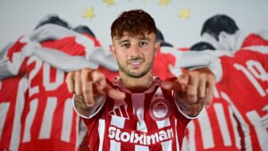 Maffeo posando con la camiseta del Olympiakos en su presentaci&oacute;n