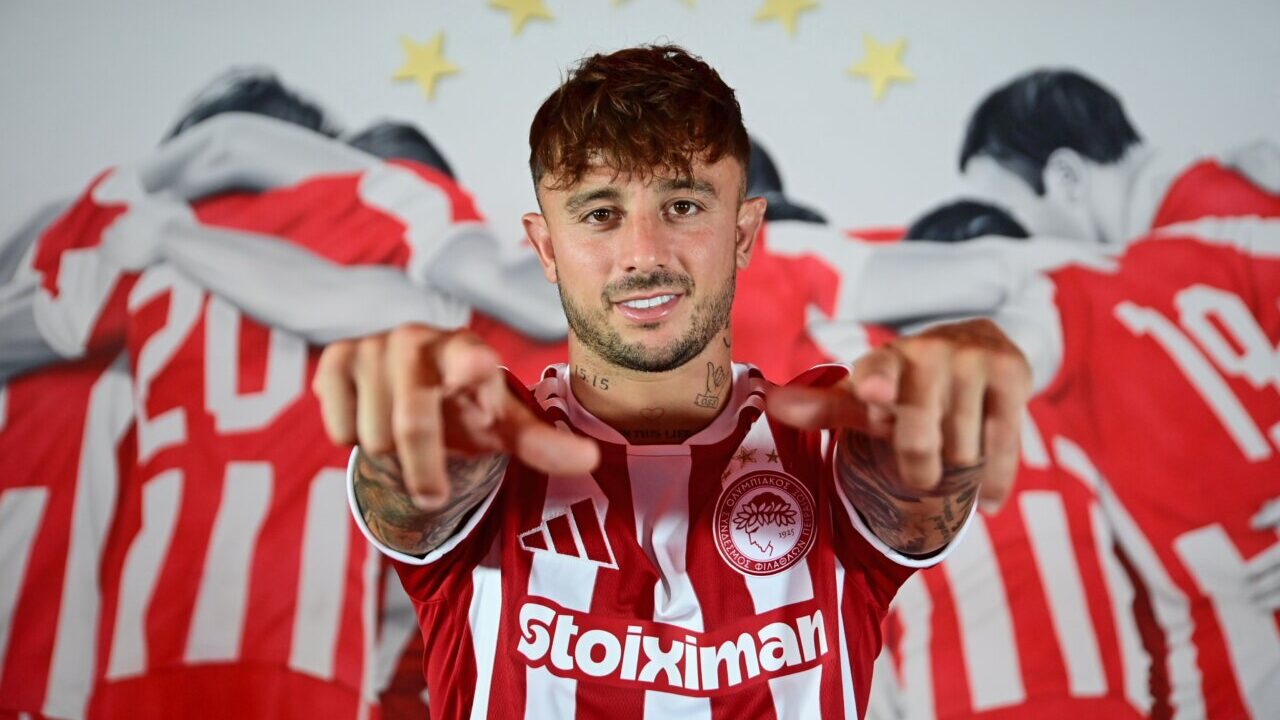 Maffeo posando con la camiseta del Olympiakos en su presentaci&oacute;n