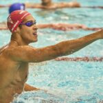 Nadador celebrando en la piscina tras una competici&oacute;n de nataci&oacute;n.