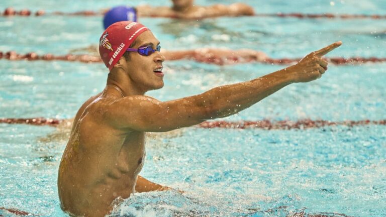Nadador celebrando en la piscina tras una competici&oacute;n de nataci&oacute;n.