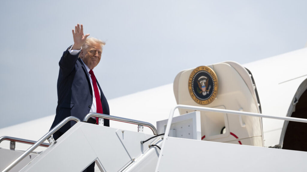 Donald Trump saludando desde el escal&oacute;n de un avi&oacute;n presidencial
