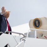Donald Trump saludando desde el escal&oacute;n de un avi&oacute;n presidencial