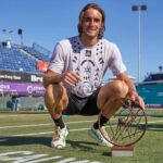 Tsitsipas posando con trofeo en el Mallorca Championships
