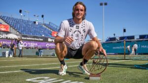 Tsitsipas posando con trofeo en el Mallorca Championships