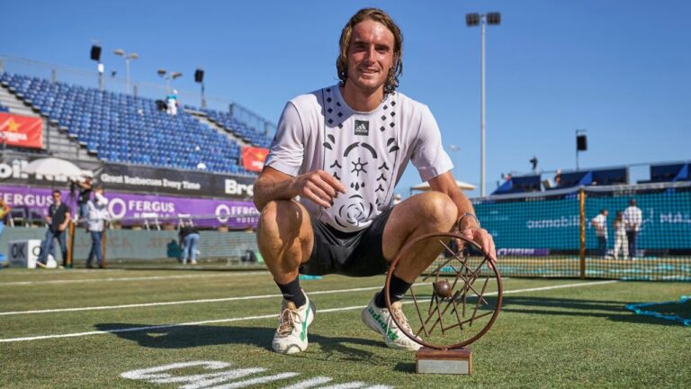 Tsitsipas posando con trofeo en el Mallorca Championships