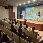 Presentaci&oacute;n sobre inteligencia artificial en el sector hotelero durante un evento.