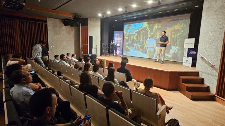 Presentaci&oacute;n sobre inteligencia artificial en el sector hotelero durante un evento.