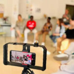 Reunión de jóvenes en un taller de creación audiovisual en Son Roca