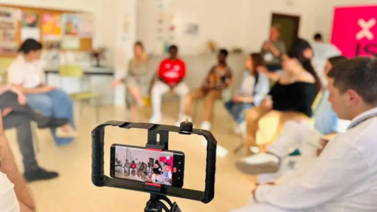 Reunión de jóvenes en un taller de creación audiovisual en Son Roca
