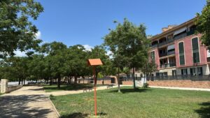 Vista del &aacute;rea residencial en Son G&uuml;ells con &aacute;rboles y edificios
